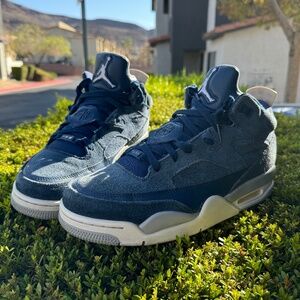 Used in very good condition JORDAN SON OF MARS LOW 'NAVY BLUE'